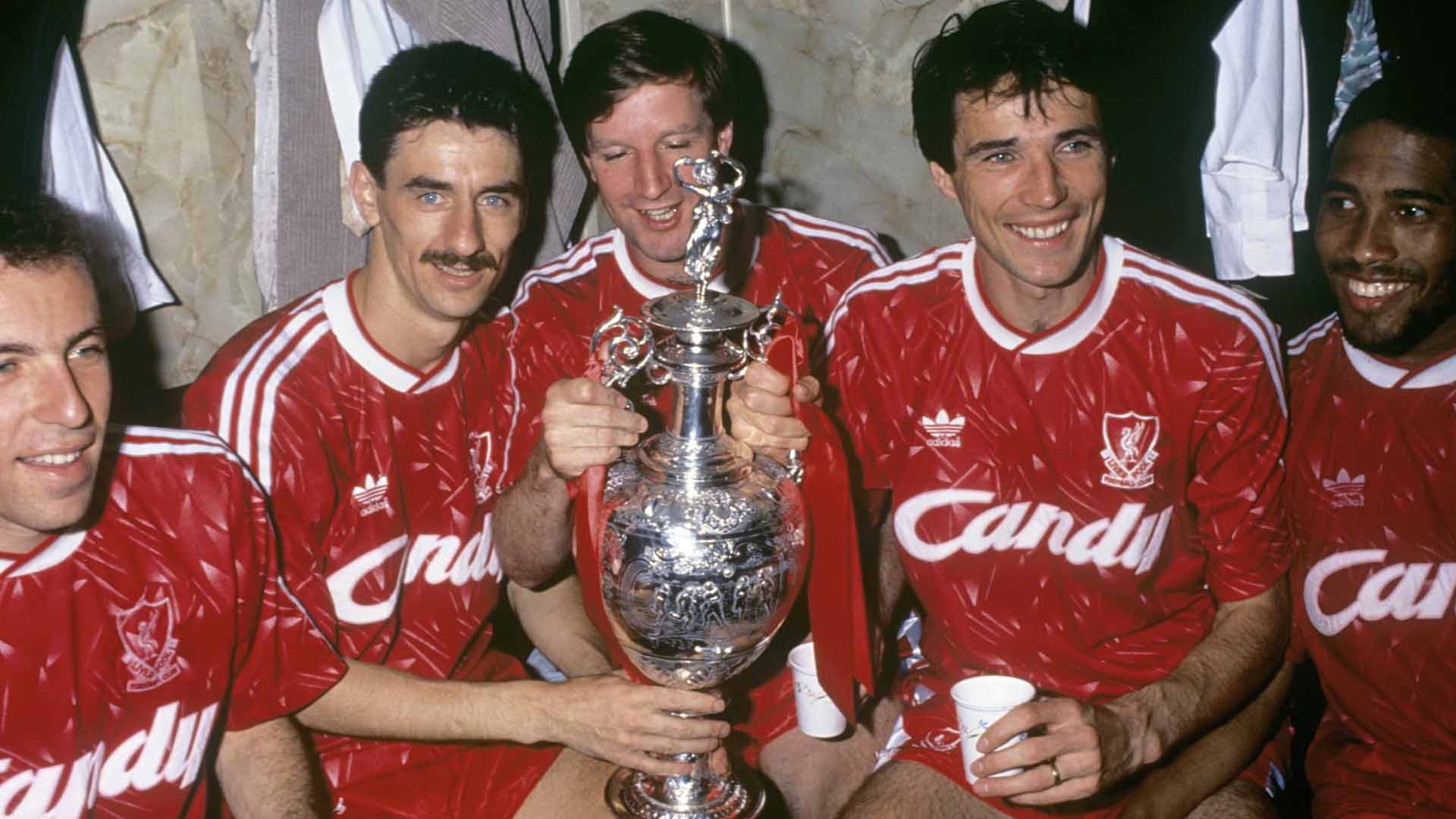 todos os uniformes do liverpool