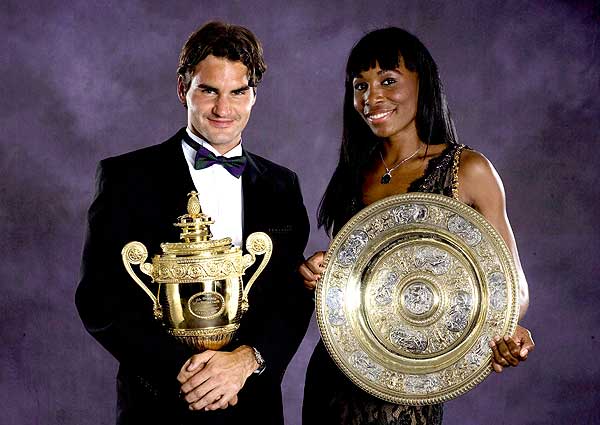 Roger Federer e Venus Williams posam com os troféus de Wimbledom, em 2007