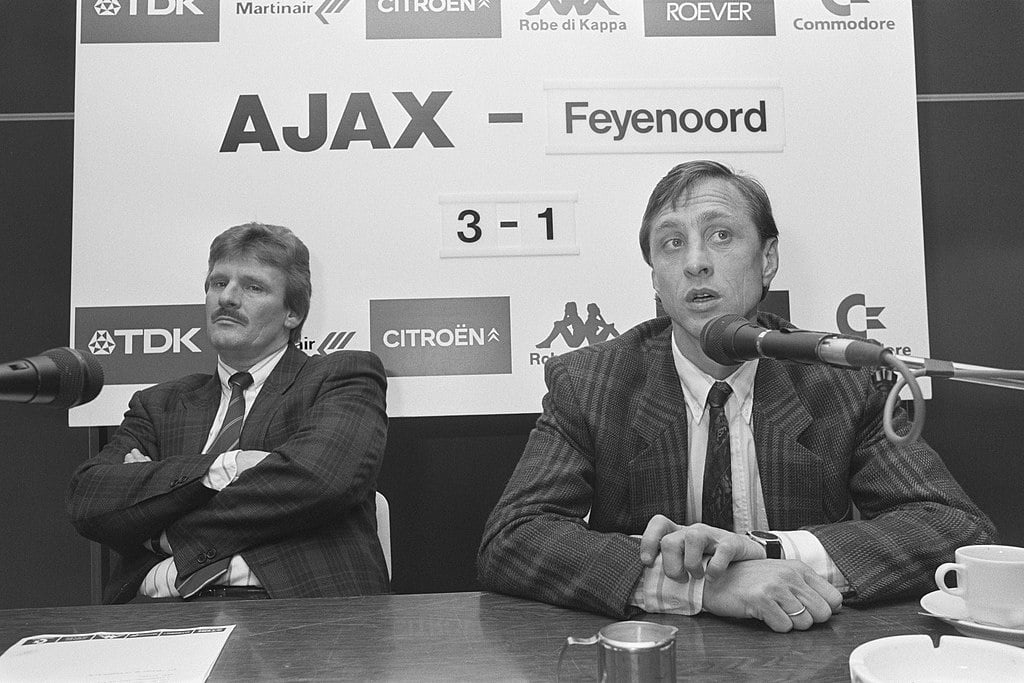 Cruyff como técnico do Ajax em entrevista coletiva após vitória contra o Feyenoord