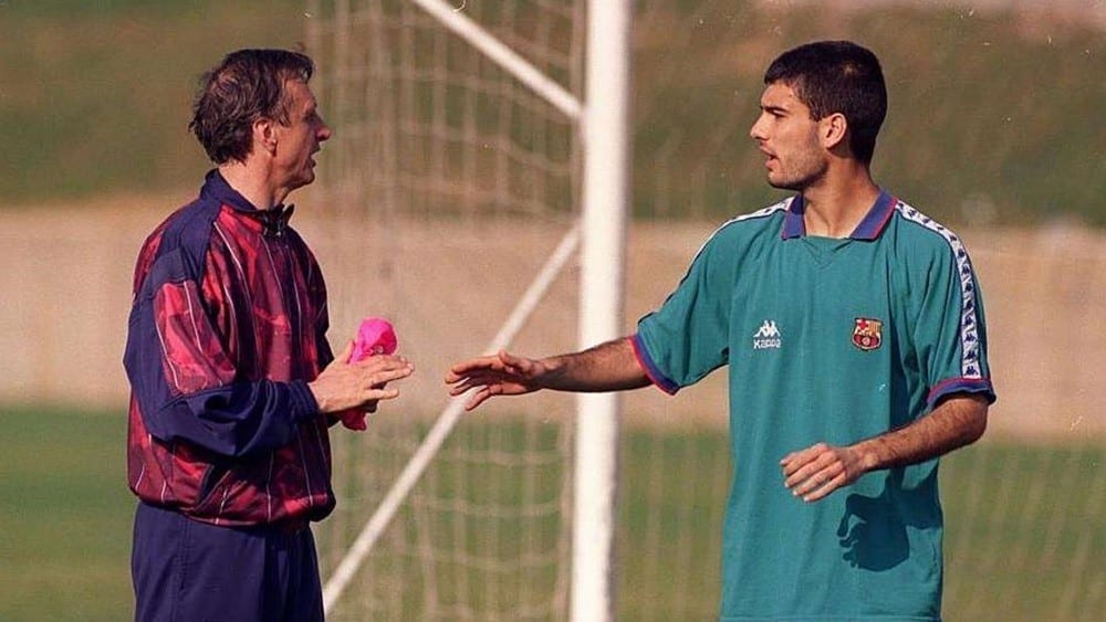 Cruyff e Guardiola durante treino do Barcelona