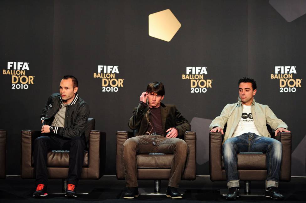 Iniesta, Messi e Xavii durante evento promocional da Bola de Ouro de 2010