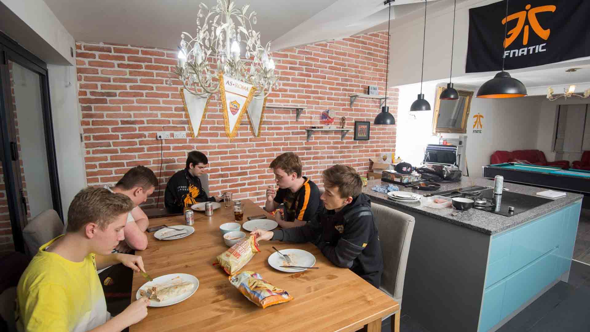 como funciona uma gaming house
