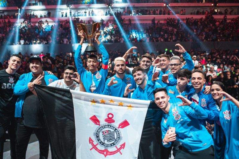 Pro Players da equipe do Corinthians comemoram o título do Mundial de Free Fire