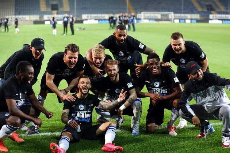 Jogadores do Arminia Bielefeld comemoram o acesso à Bundesliga