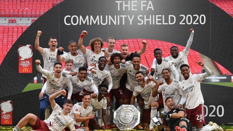 Jogadores do Arsenal comemoram a conquista da Community Shield 2020