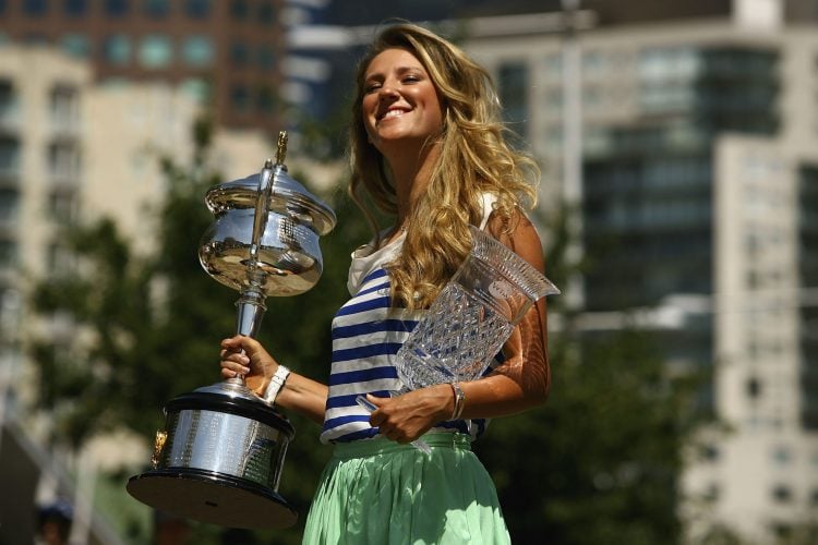 Victoria Azarenka posa com as taças do Australian Open