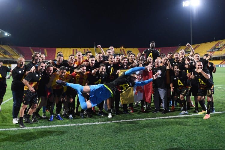Foto da comemoração dos jogadores do Benevento pelo acesso