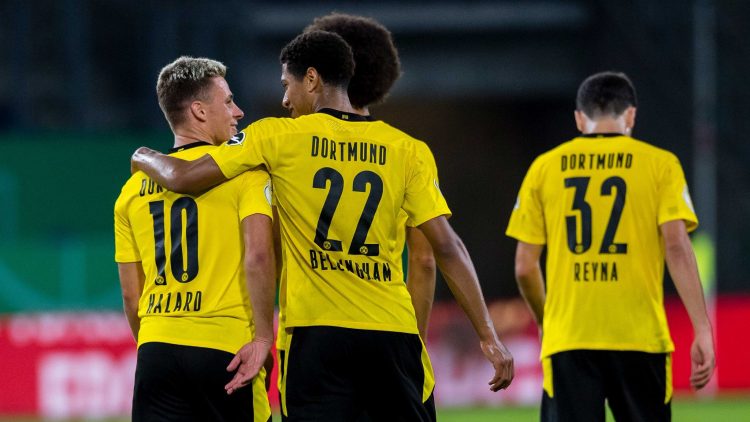 Jogadores do Borussia Dortmund comemoram gol na Copa da Alemanha
