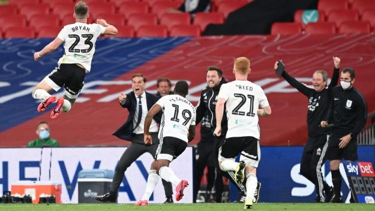 Jogadores do Fulham comemoram gol na final dos playoffs da Championship