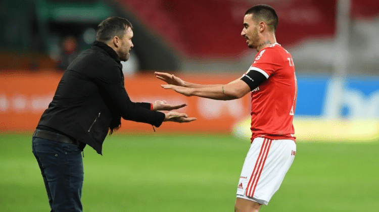 Thiago Galhardo e Coudet se comprimentam após gol do Internacional