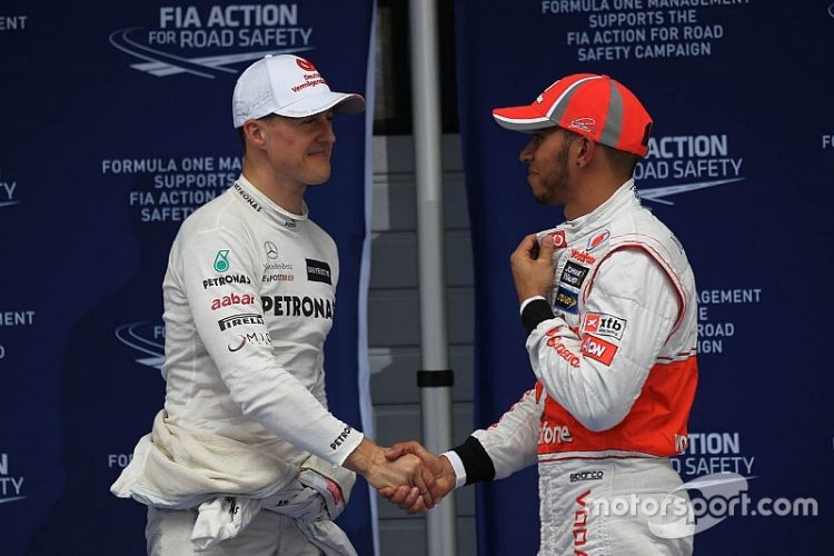 Schumacher e Hamilton se comprimentando