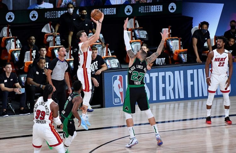 Foto de momento do jogo entre Heat e Celtics nos playoffs da NBA 2020