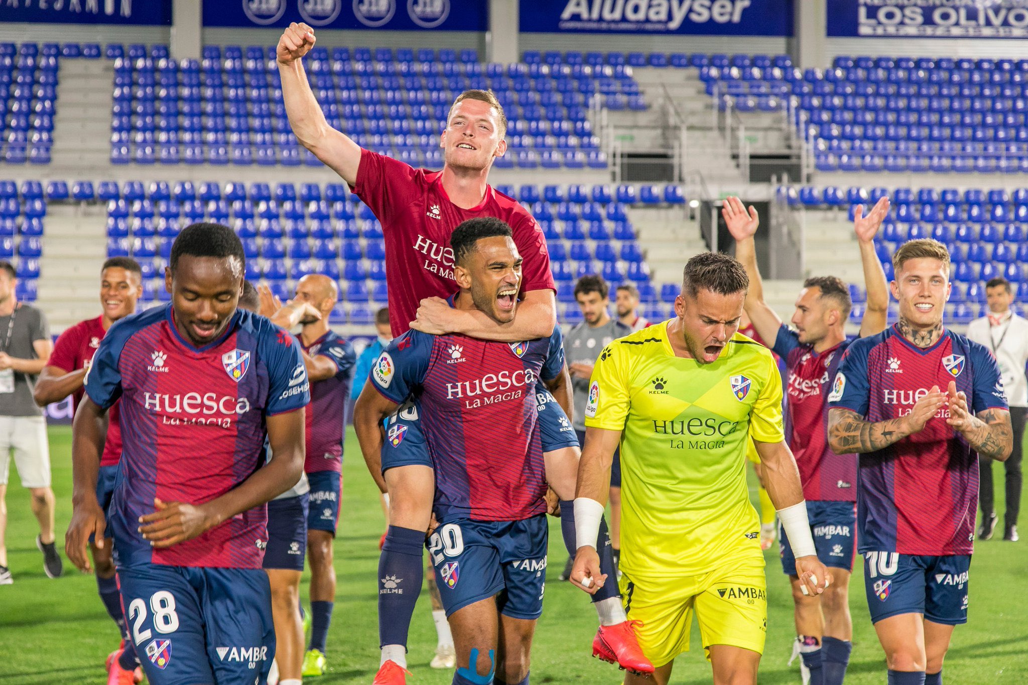 Jogadores do Huesca comemoram acesso à primeira divisão