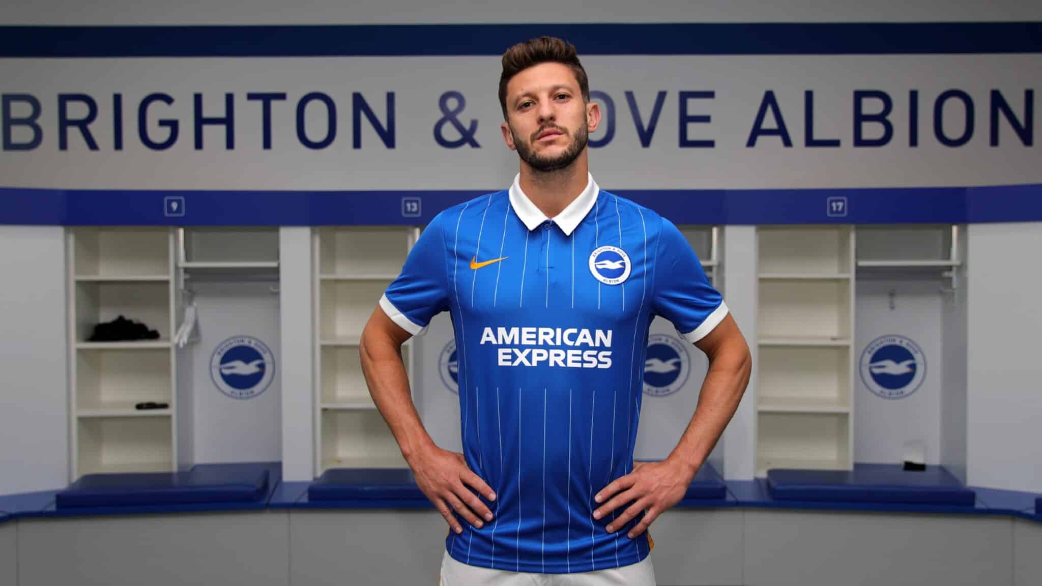 Adam Lallana posando com a camisa do Brighton