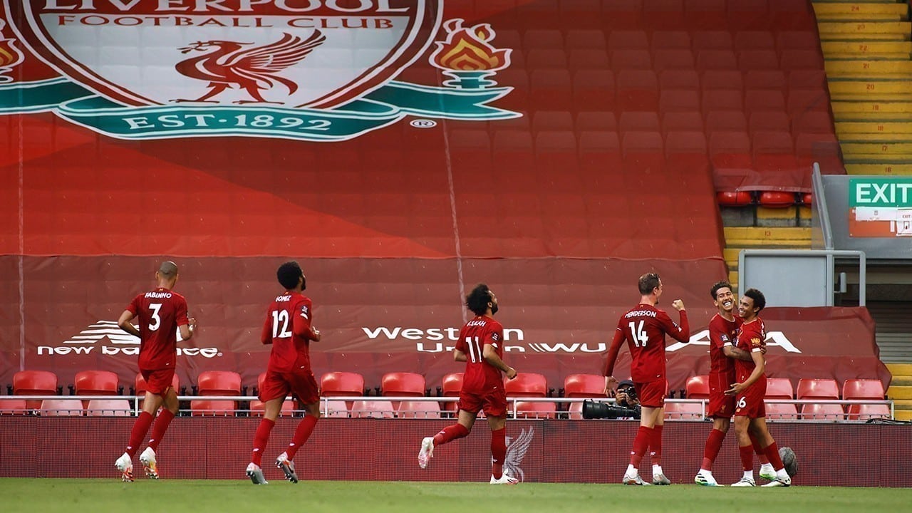 Jogadores do Liverpool comemoram goal de Alexander Arnold