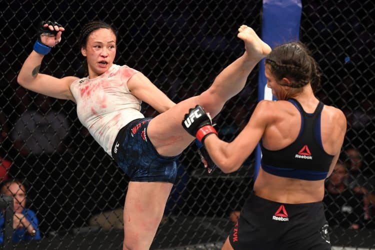Foto de Michelle Waterson durante luta do UFC