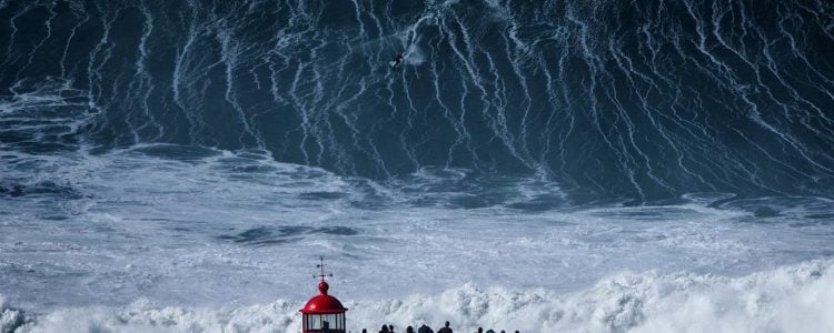 Imagem de onda gigante na Praia do Norte, em Nazaré