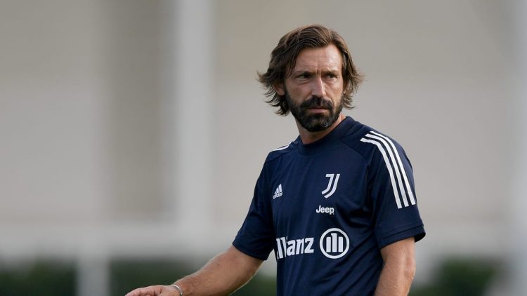 Pirlo como técnico da Juventus durante treinamento