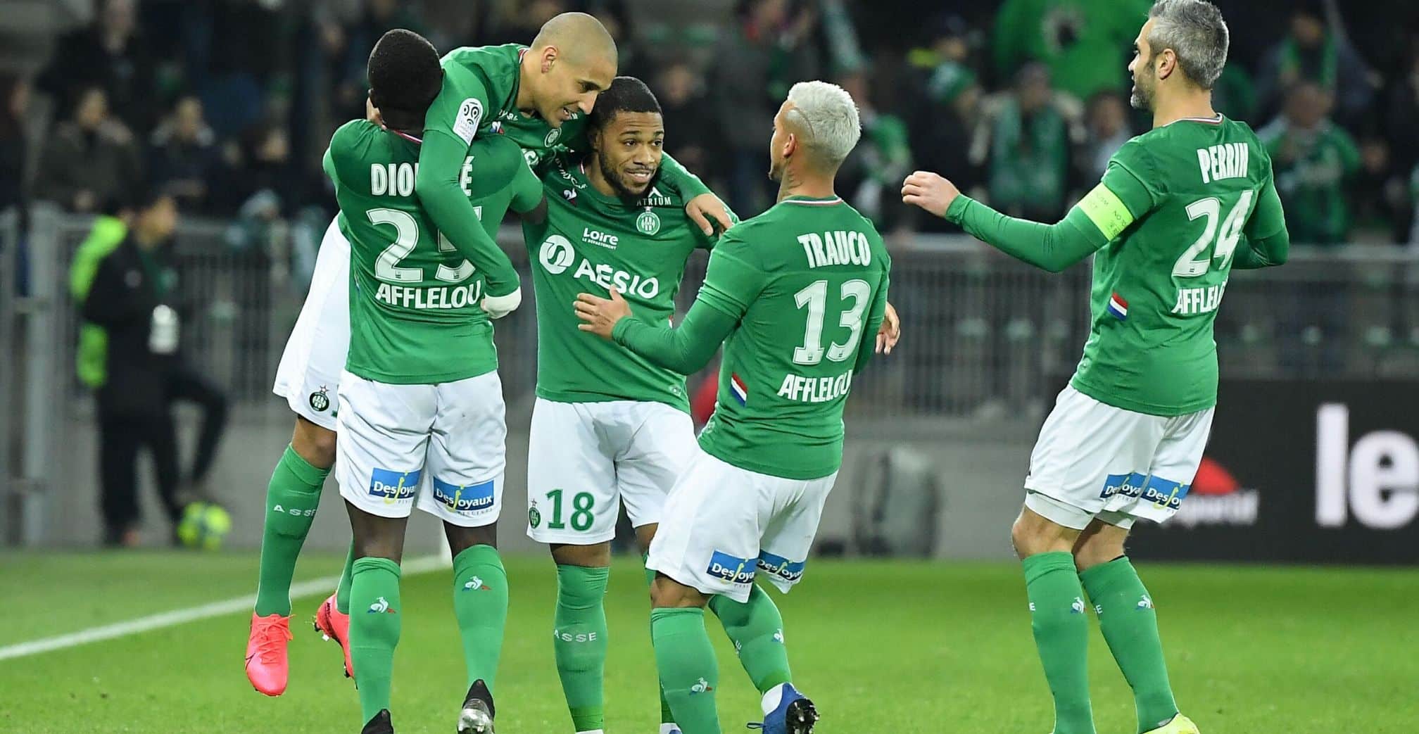 Jogadores do Saint Etienne comemorando gol
