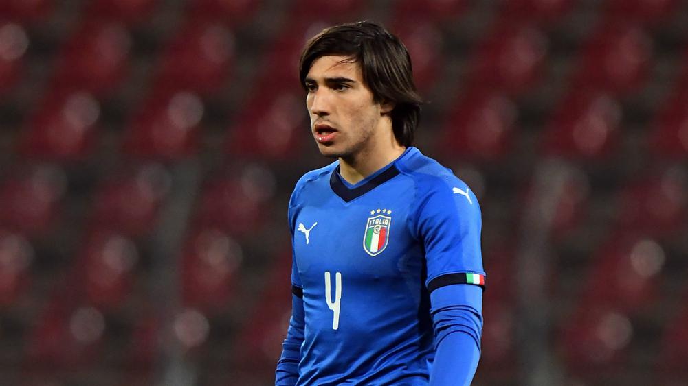 Tonali durante jogo da Seleção Italiana