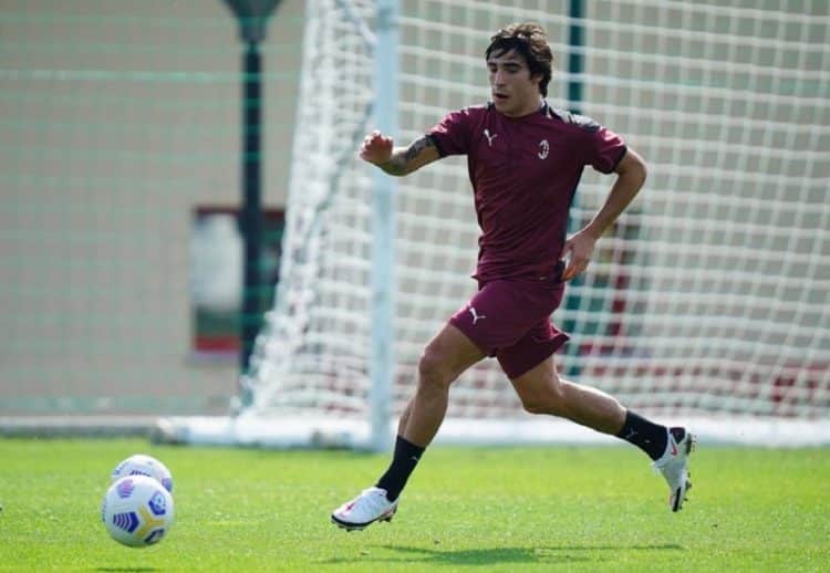 Sandro Tonali durante treino do Milan