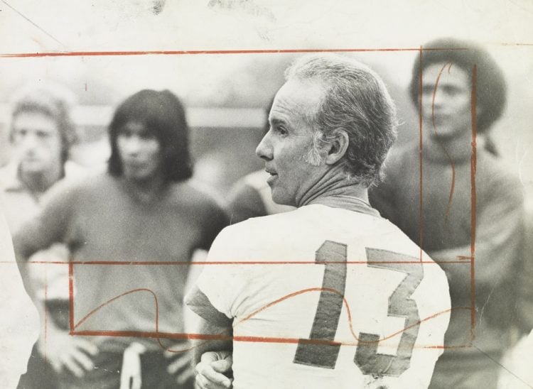 Foto de Zagallo como treinador, mas usando uma camiseta com o número 13 nas costas