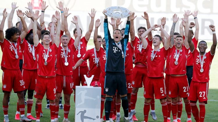 Jogadores do Bayern comerando a conquista da Bundesliga 2019/2020