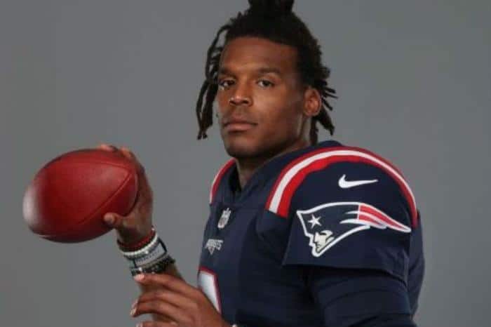Foto de apresentação de Cam Newton no New England Patriots