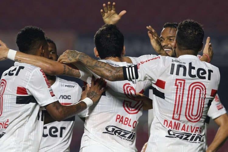 Jogadores do São Paulo comemorando gol
