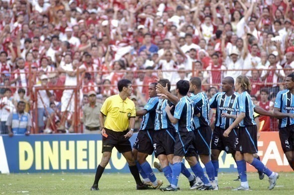 Jogadores do Grêmio cercam o árbitro