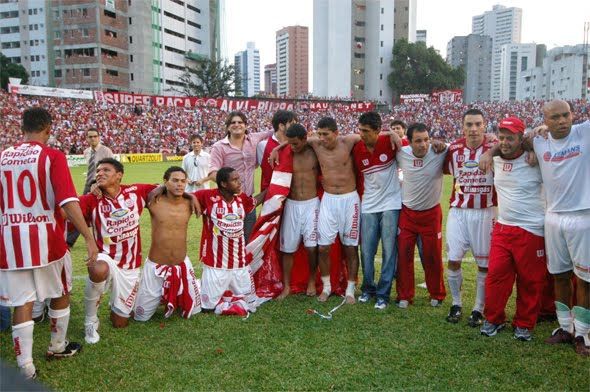 Jogadores do Náutico comemoram o acesso em 2006