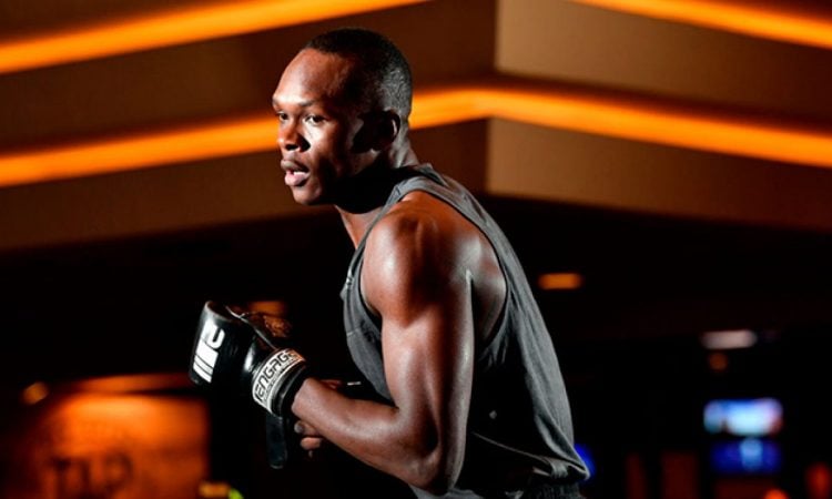 Israel Adesanya durante treino