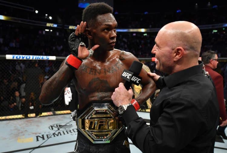 Adesanya com o cinturão do UFC
