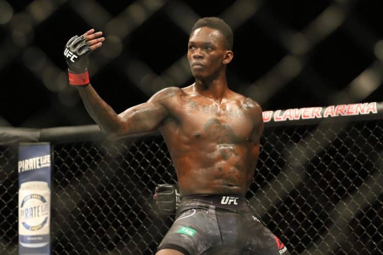 Foto de Adesanya durante luta contra Anderson Silva no UFC
