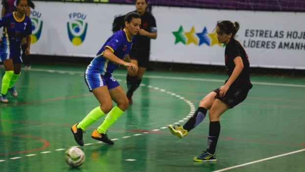 Amandinha em atuação no futsal
