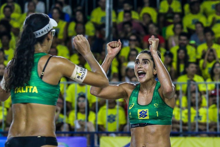 Carol Solberg comprimentando Talita