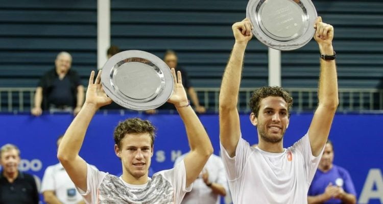 Diego Schwartzman erguendo a taça do Challenger de 2014