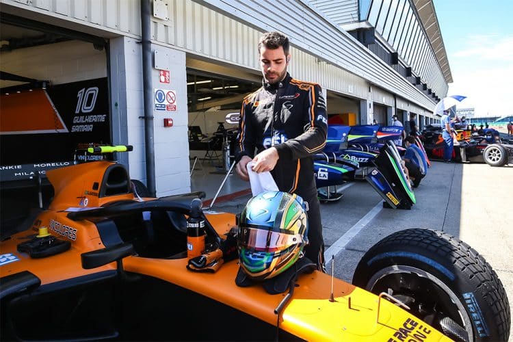 Guilherme Samaia nos boxes