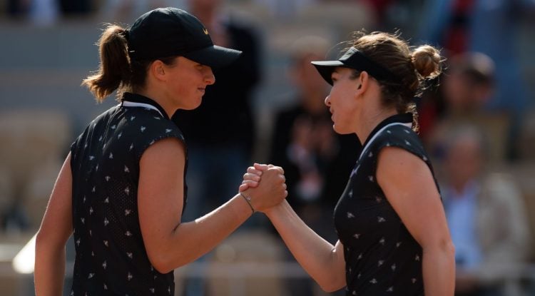 Iga e Halep se comprimentam em Roland Garros 2019