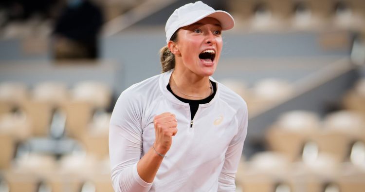 Iga Swiatek durante jogo de Roland Garros 2020