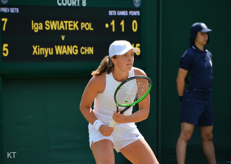 Iga Swiatek durante partida do Junior Wimbledon 2020
