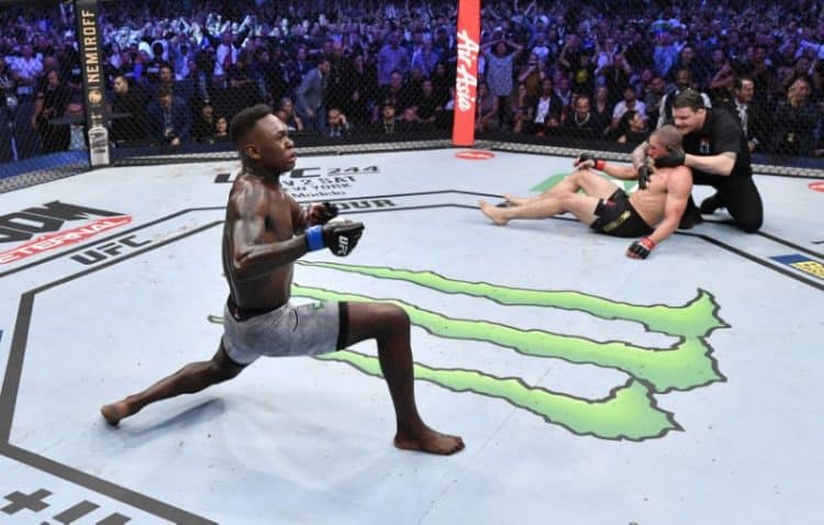Adesanya após nocautear Robert Whittaker