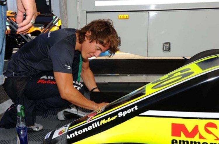 João Vieira fazendo a manutenção de seu carro