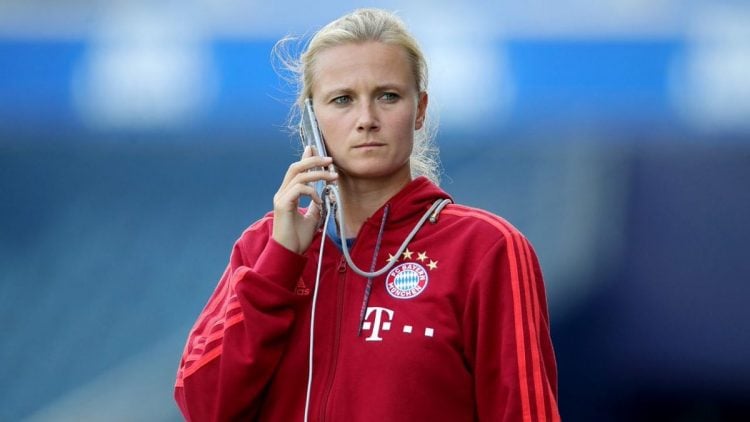 Foto de Kathleen Kruger com o agasalho do Bayern de Munique