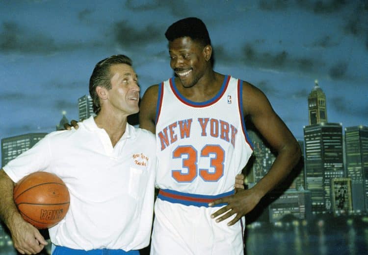 Pat Riley posa para foto com Patrick Ewing