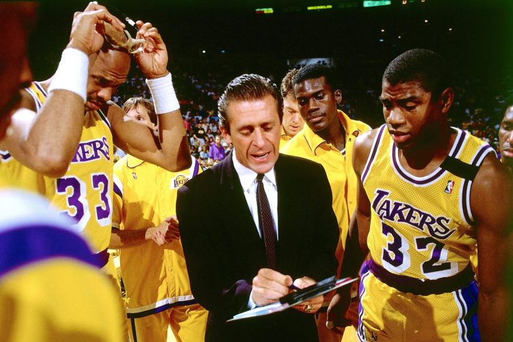 Pat Riley dando instruções aos jogadores do Lakers