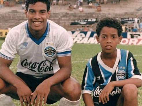 Ronaldinho Gaúcho e Assis, ex-jogadores de futebol