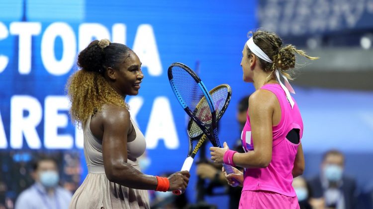 Serena e Azarenka se comprimentam após partida do US Open