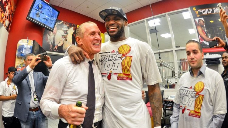 Pat Riley e LeBron James comemoram título do Miami Heat