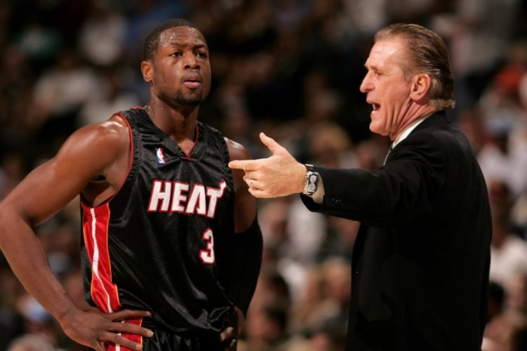 Pat Riley com Dwayne Wade durante jogo do Miami Heat